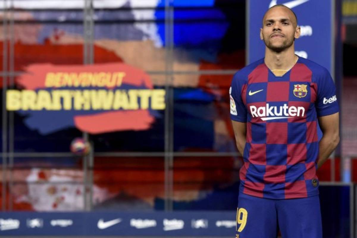 Barcelona's Danish striker Martin Braithwaite poses during his official presentation at the Camp Nou stadium in Barcelona on February 20, 2020. (Photo by Josep LAGO / AFP)