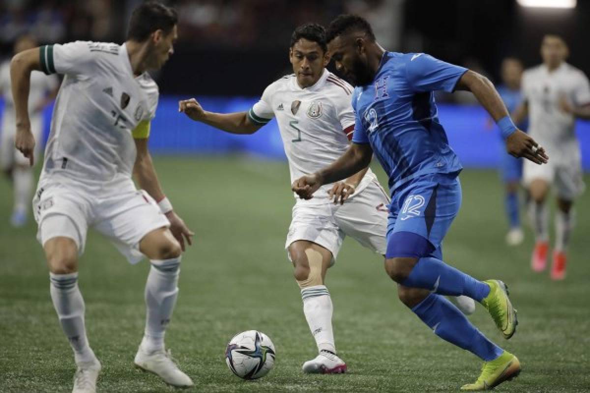 Patadas, agarrones y el espontáneo defendido por futbolistas: Las mejores fotos del Honduras-México en Atlanta