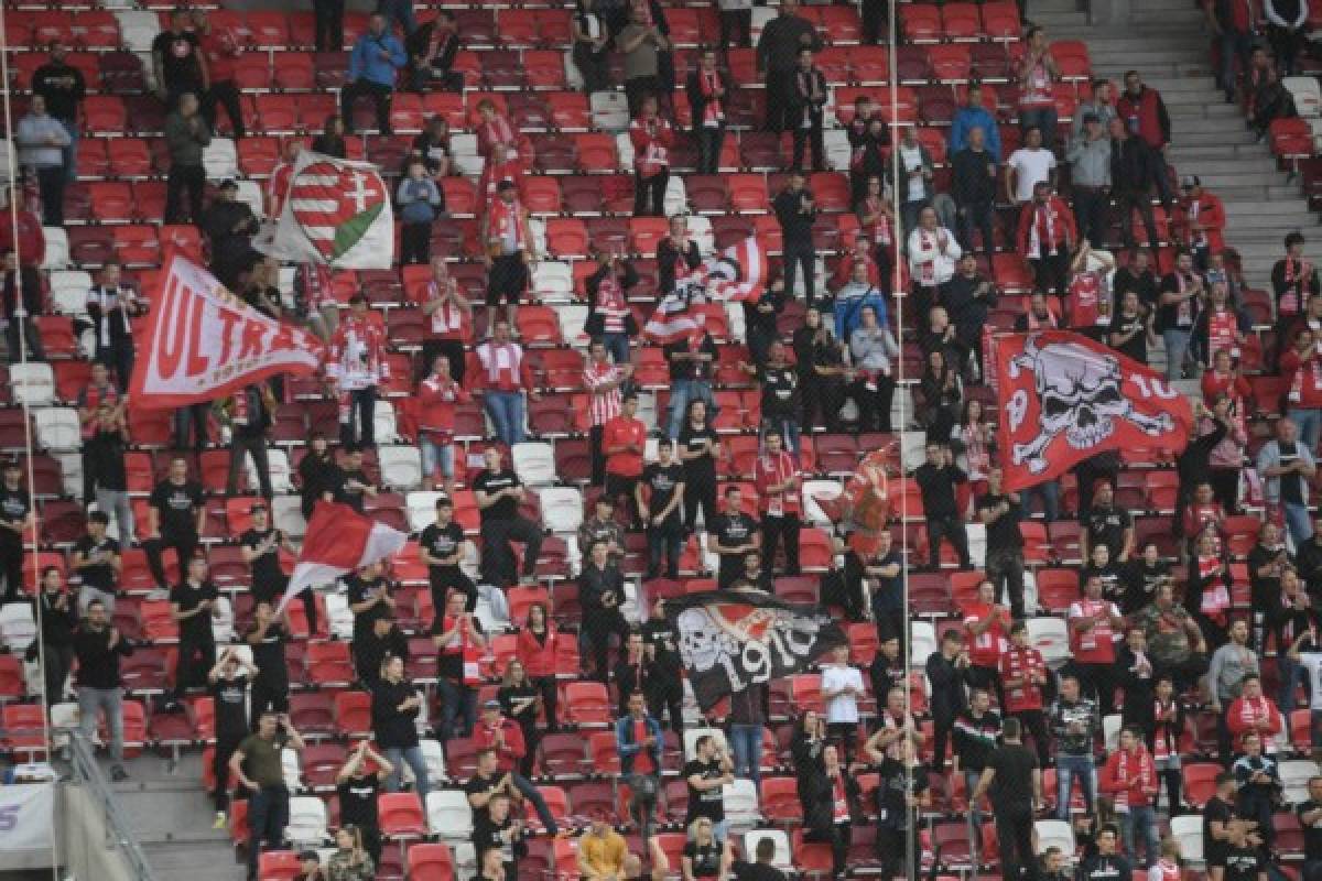 Sin mascarillas y otros sin respetar el distanciamiento: Aficionados vuelven al fútbol en Hungría
