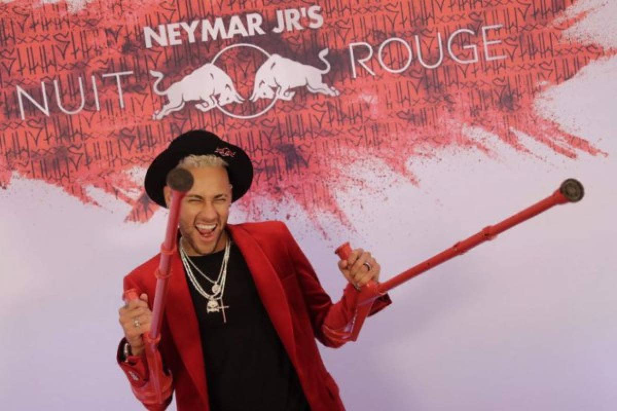 Fotos: El fiestón Neymar por su cumpleaños... ¡y en muletas!