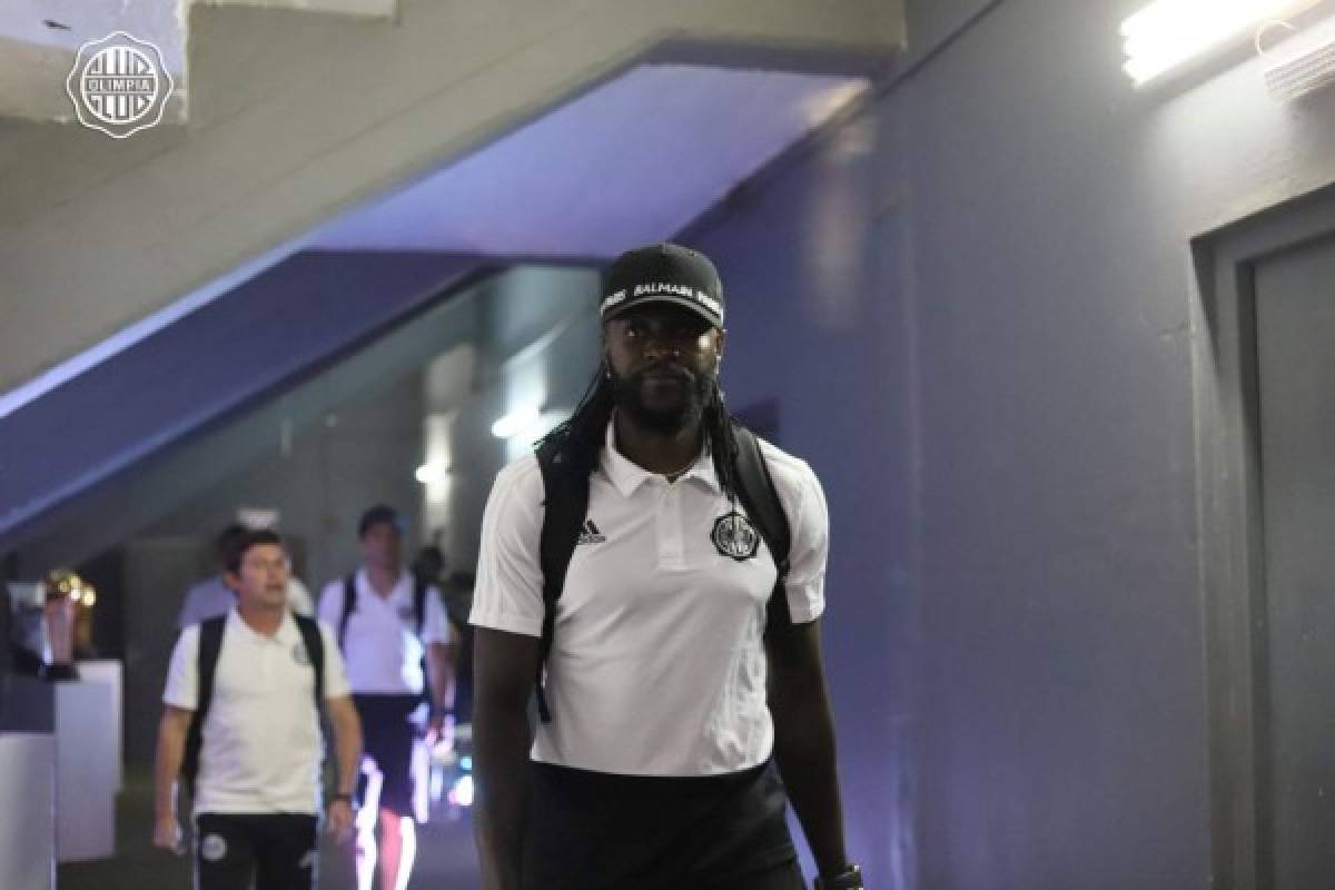 Locura total en Paraguay: Así fue el debut oficial de Adebayor con el Olimpia en un clásico