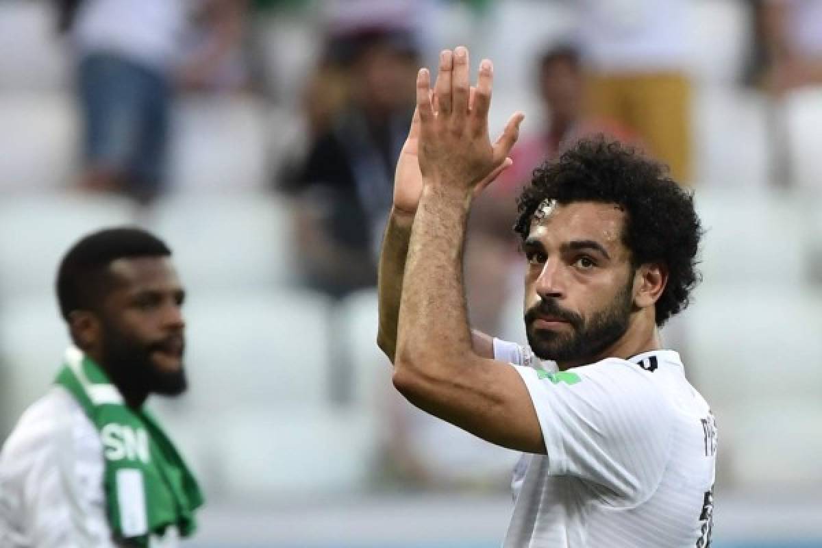 TOPSHOT - Egypt's forward Mohamed Salah (R) applauds after the Russia 2018 World Cup Group A football match between Saudi Arabia and Egypt at the Volgograd Arena in Volgograd on June 25, 2018. / AFP PHOTO / NICOLAS ASFOURI / RESTRICTED TO EDITORIAL USE - NO MOBILE PUSH ALERTS/DOWNLOADS