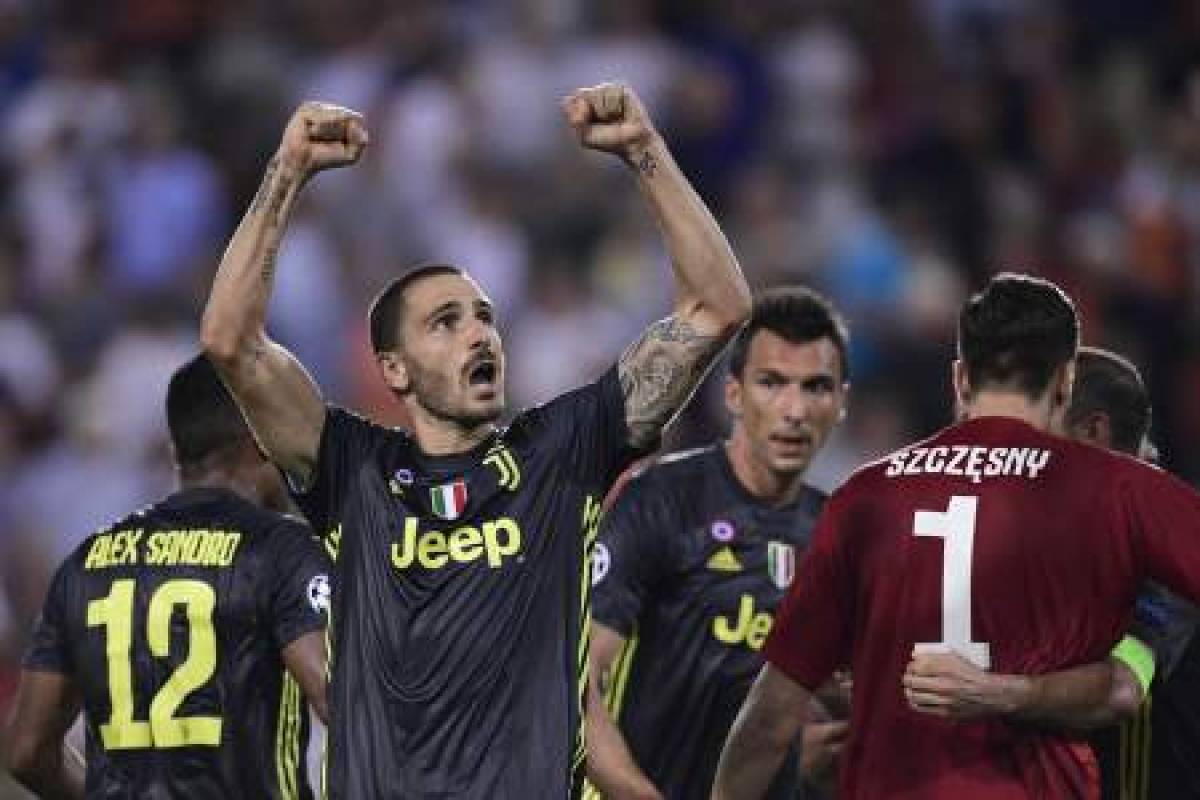 Juventus' Italian defender Leonardo Bonucci celebrates at the end of the UEFA Champions League group H football match between Valencia CF and Juventus FC at the Mestalla stadium in Valencia on September 19, 2018. / AFP PHOTO / JAVIER SORIANO
