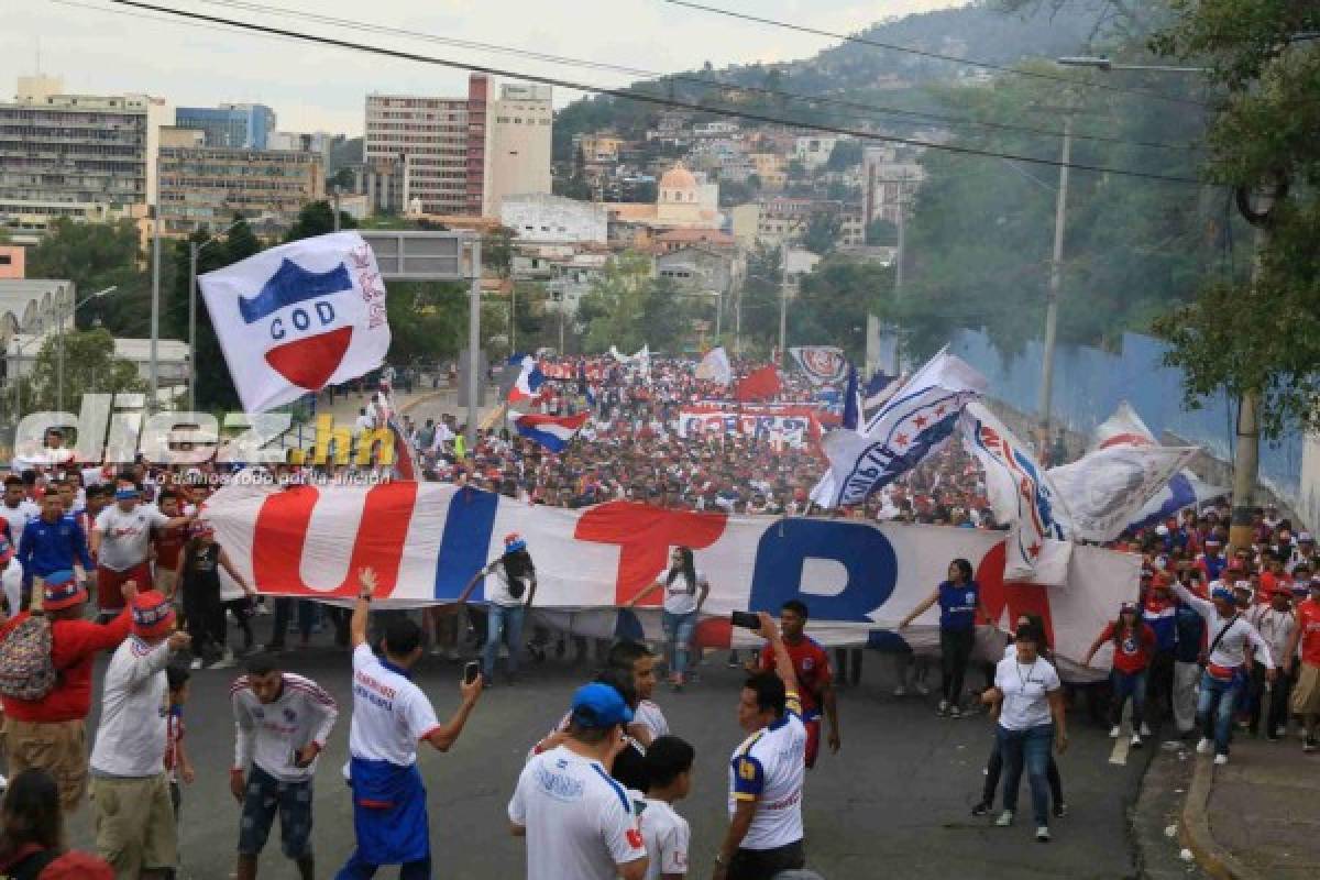 FOTOS: La eufórica llegada de la barra del Olimpia al estadio Nacional