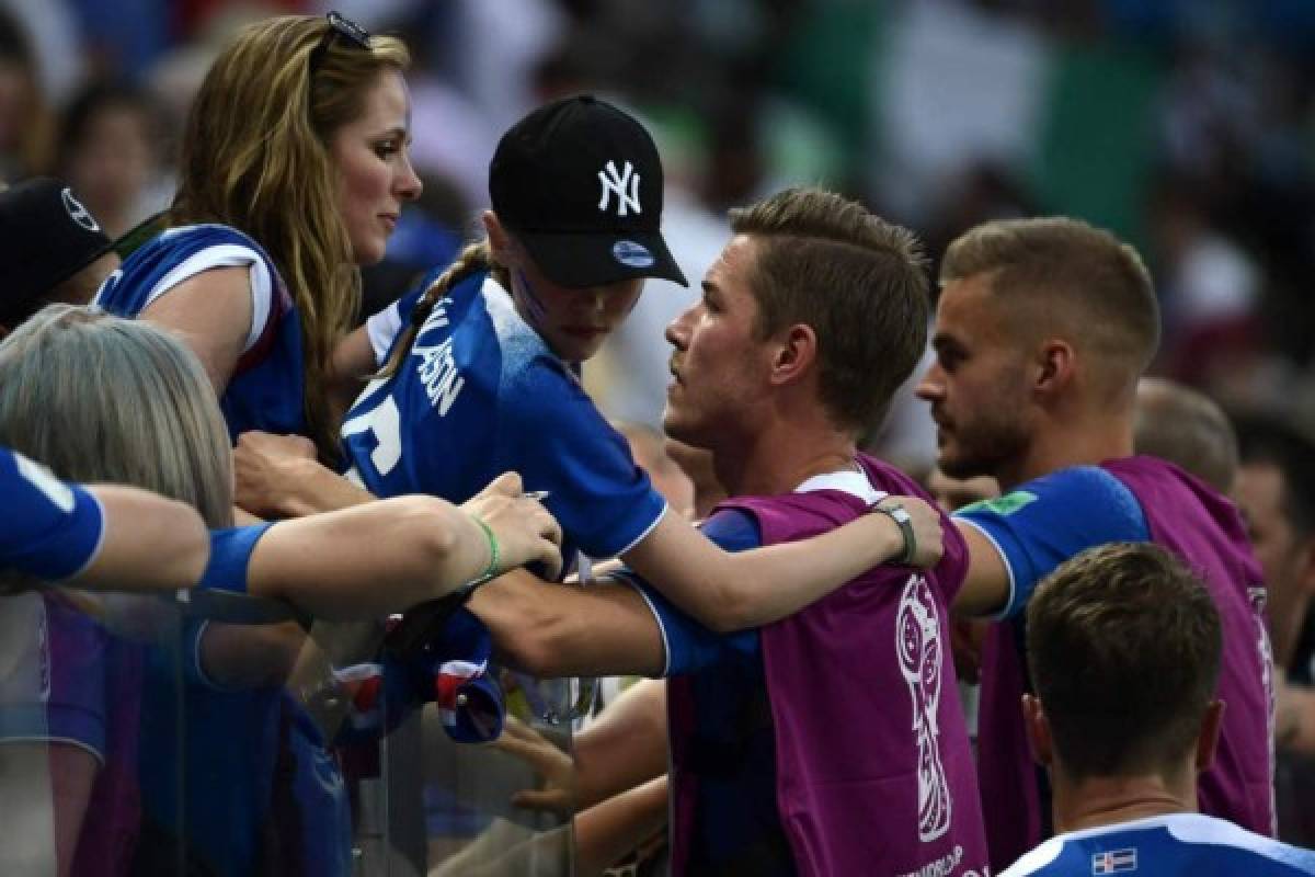 CURIOSAS: El jugador de Islandia que recibió consuelo de su esposa y la celebración nigeriana