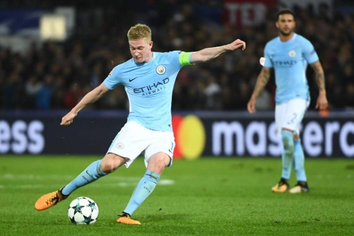 Manchester City's Belgian midfielder Kevin De Bruyne kicks the ball during the UEFA Champions League Group F football match between Feyenoord Rotterdam and Manchester City at the Feyenoord Stadium in Rotterdam, on September 13, 2017. / AFP PHOTO / Emmanuel DUNAND