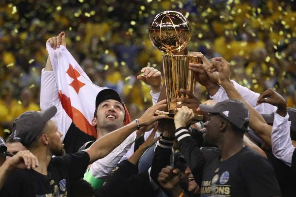OAKLAND, CA - JUNE 12: The Golden State Warriors celebrate with the Larry O'Brien Championship Trophy after defeating the Cleveland Cavaliers 129-120 in Game 5 to win the 2017 NBA Finals at ORACLE Arena on June 12, 2017 in Oakland, California. NOTE TO USER: User expressly acknowledges and agrees that, by downloading and or using this photograph, User is consenting to the terms and conditions of the Getty Images License Agreement. Ezra Shaw/Getty Images/AFP== FOR NEWSPAPERS, INTERNET, TELCOS & TELEVISION USE ONLY ==