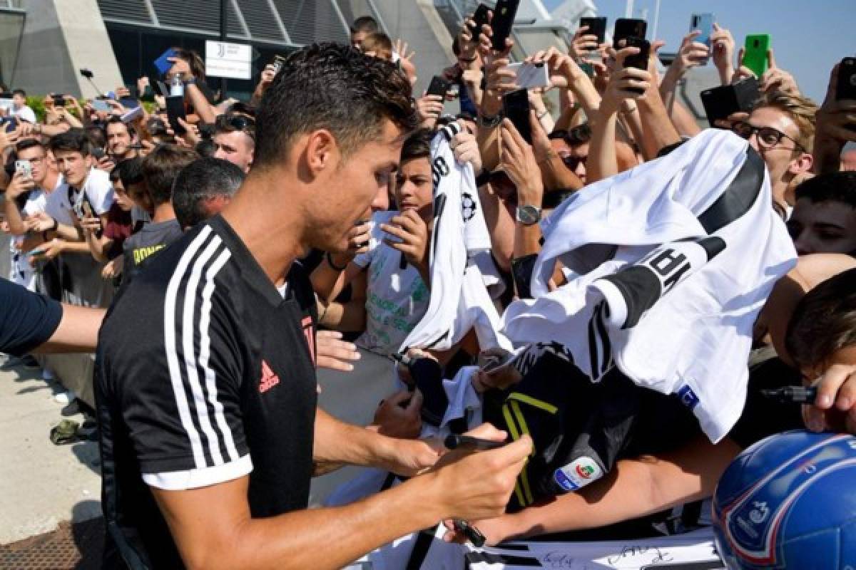 El saludo con Higuaín, la 'ola' de abrazos y el hermoso gesto, así fue la vuelta de Cristiano a la Juventus  