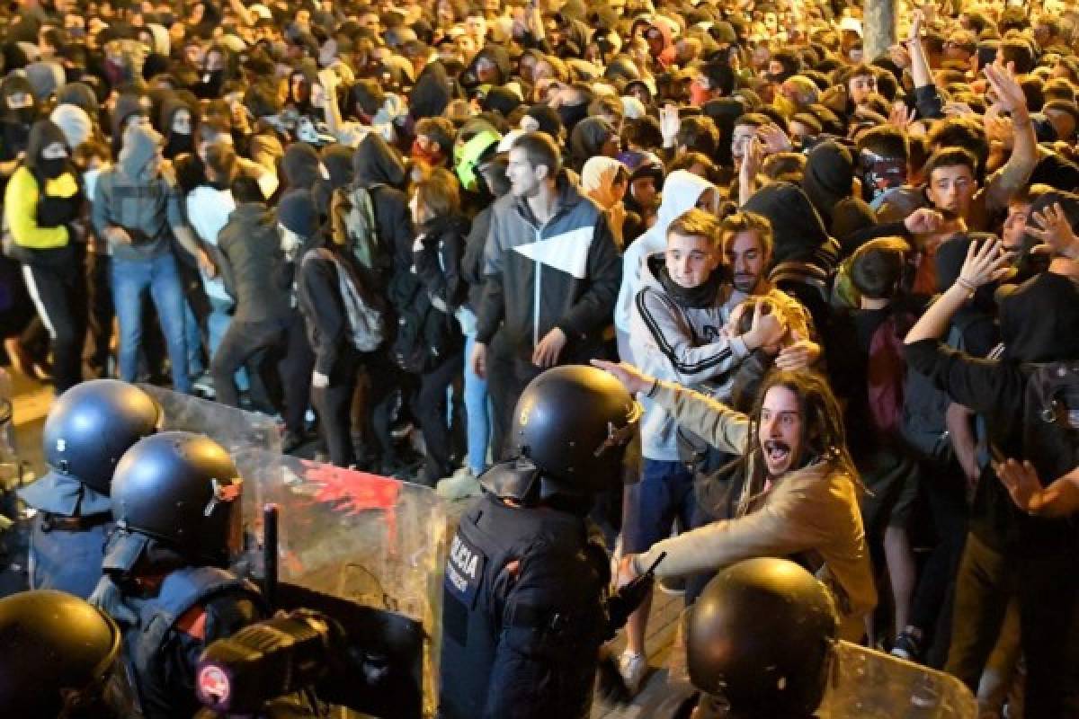 Caos en Barcelona: Brutales enfrentamientos entre policías y protestantes