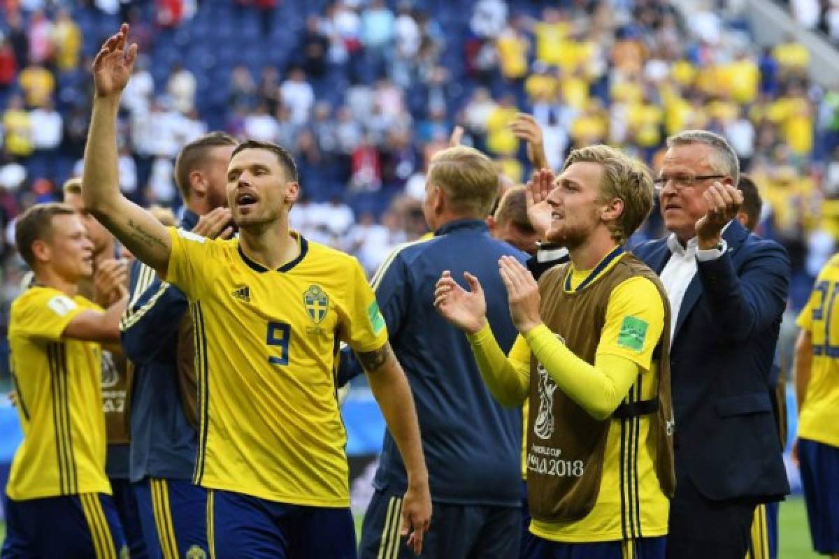 Sweden's forward Marcus Berg (L) celebrates their victory at the end of the Russia 2018 World Cup round of 16 football match between Sweden and Switzerland at the Saint Petersburg Stadium in Saint Petersburg on July 3, 2018. / AFP PHOTO / Paul ELLIS / RESTRICTED TO EDITORIAL USE - NO MOBILE PUSH ALERTS/DOWNLOADS
