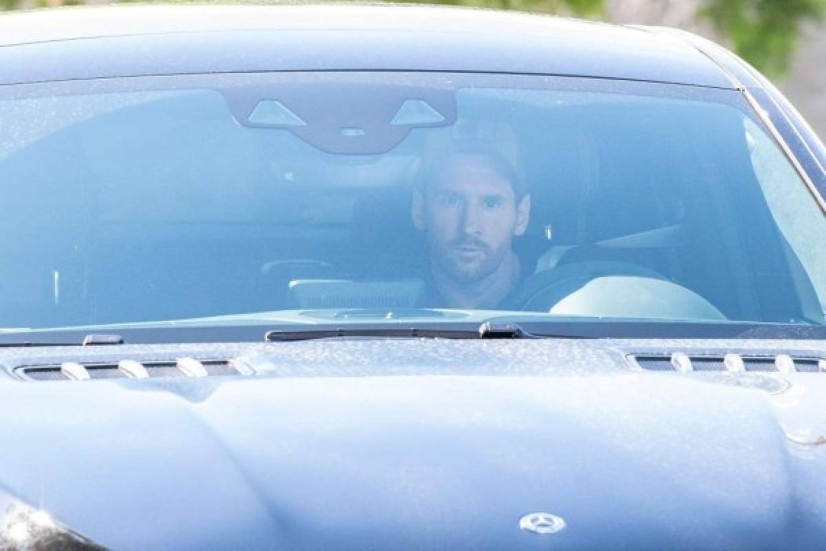 Cero sonrisas y fue el primero en llegar: Así fue el regreso de Messi a la Ciudad Deportiva de Barcelona