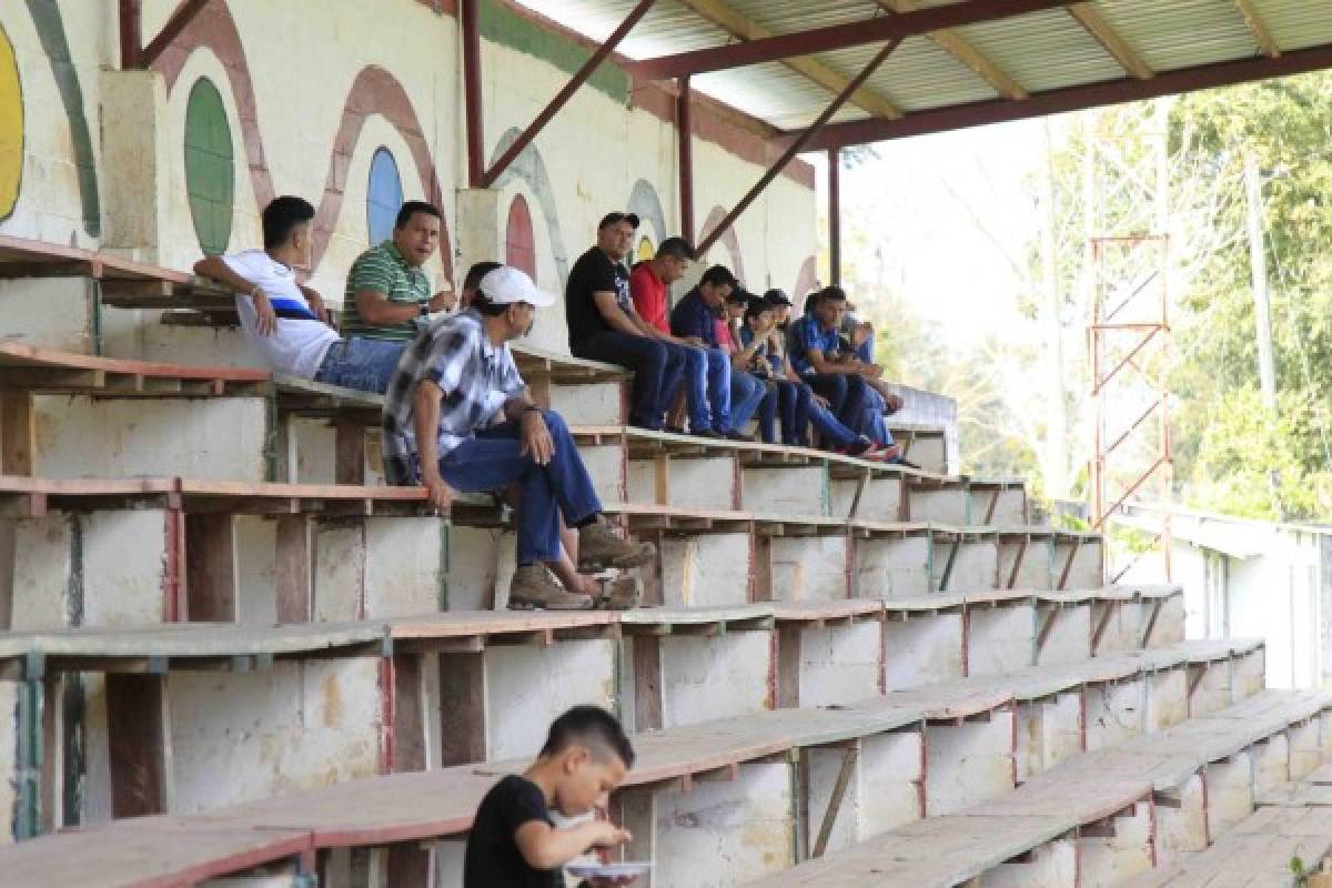 ¡Qué curioso! Venta de boletos, gradas de madera, camerinos de cemento... así es el ascenso en Honduras