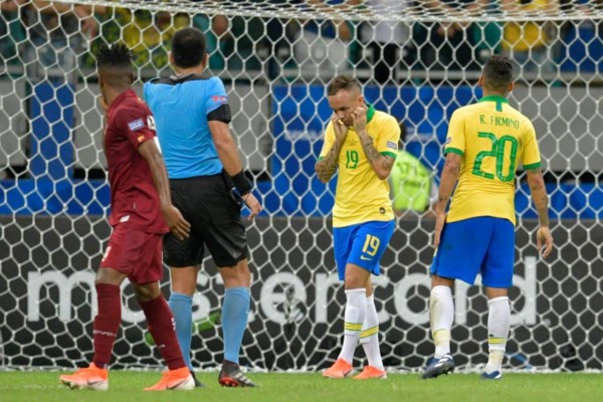 Brazil's Everton (C) reacts during the Copa America football tournament group match against Venezuela at the Fonte Nova Arena in Salvador, Brazil, on June 18, 2019. (Photo by Raul ARBOLEDA / AFP)