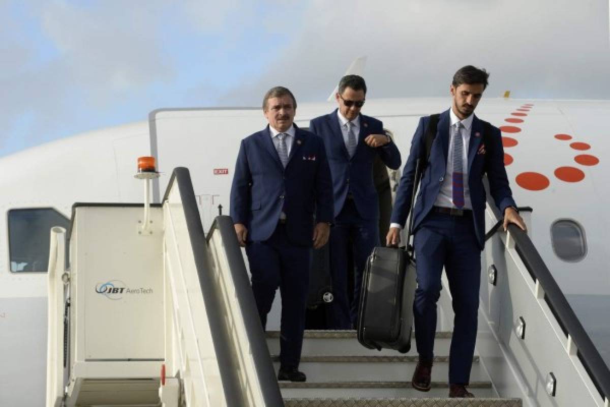 Costa Rica's coach Oscar Ramirez (L) and Costa Rica's forward Bryan Ruiz (R) disembark from a plane upon the team's arrival at Pulkovo airport in Saint Petersburg on June 12, 2018, ahead of the Russia 2018 World Cup football tournament. / AFP PHOTO / OLGA MALTSEVA