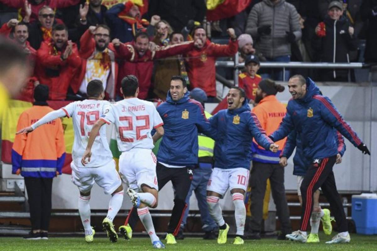 Spain's forward Rodrigo (L) celebrates with his teammates after scoring the 1-1 equaliser during the UEFA Euro 2020 Group F qualification football match Sweden v Spain in Solna, Sweden on October 15, 2019. (Photo by Jonathan NACKSTRAND / AFP)
