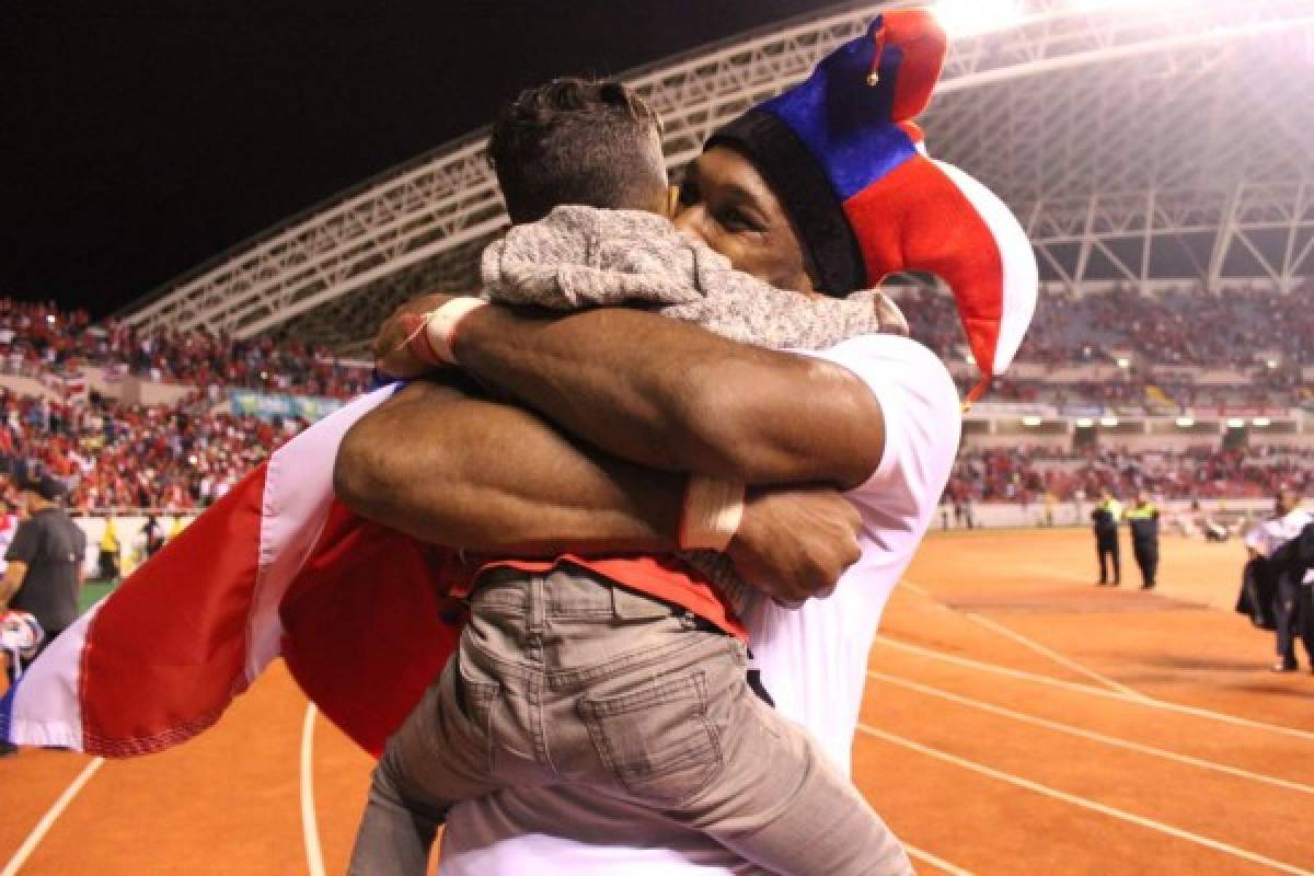 El emotivo festejo de jugadores de Costa Rica y la belleza de Andrea Salas