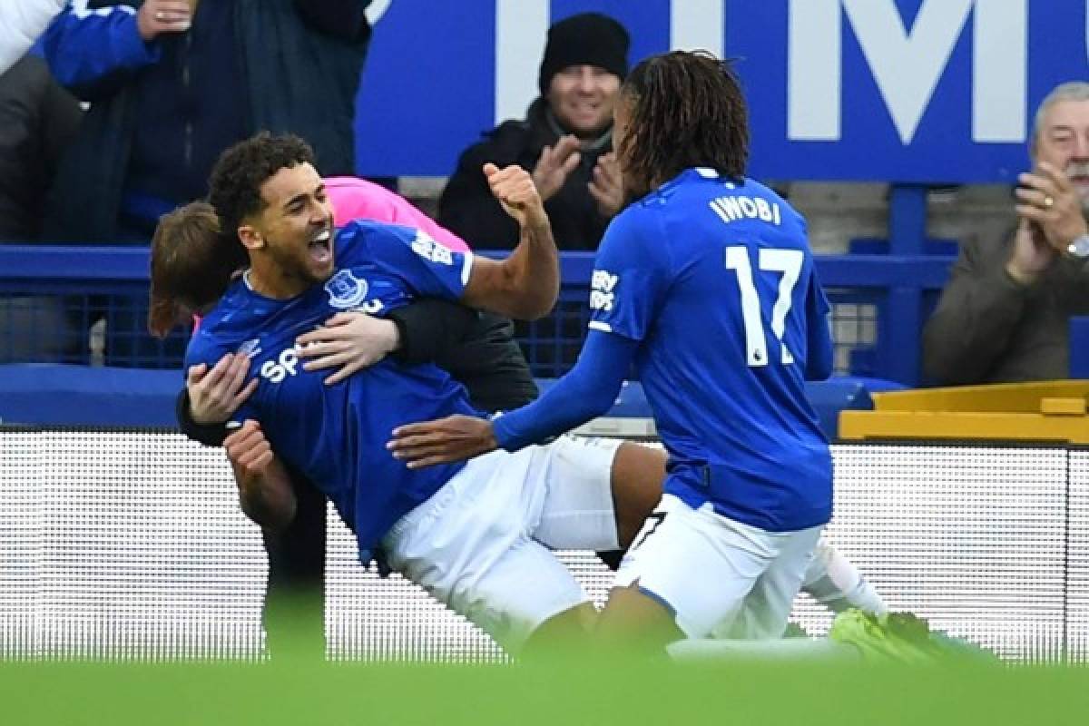 Everton's English striker Dominic Calvert-Lewin (2nd L) celebrates with teammates after scoring their second goal during the English Premier League football match between Everton and Chelsea at Goodison Park in Liverpool, north west England on December 7, 2019. (Photo by Paul ELLIS / AFP) / RESTRICTED TO EDITORIAL USE. No use with unauthorized audio, video, data, fixture lists, club/league logos or 'live' services. Online in-match use limited to 120 images. An additional 40 images may be used in extra time. No video emulation. Social media in-match use limited to 120 images. An additional 40 images may be used in extra time. No use in betting publications, games or single club/league/player publications. /
