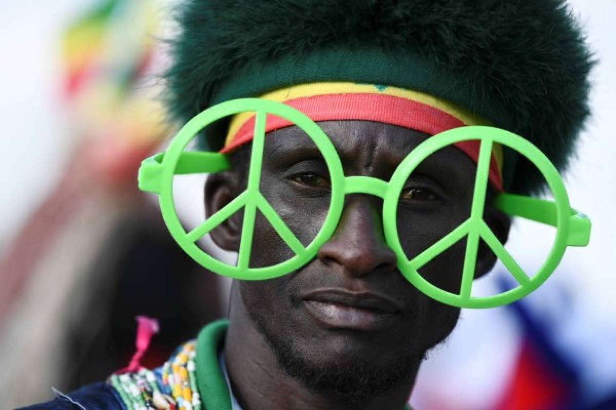 Dos culturas diferentes, una sola pasión: Hinchas de Senegal y Japón engalanaron el partido