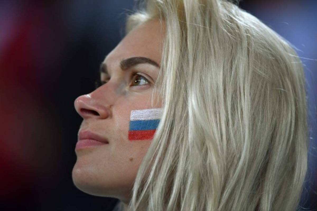 ¡Qué bellas! Las aficionadas rusas y croatas deslumbran en el estadio de Sochi