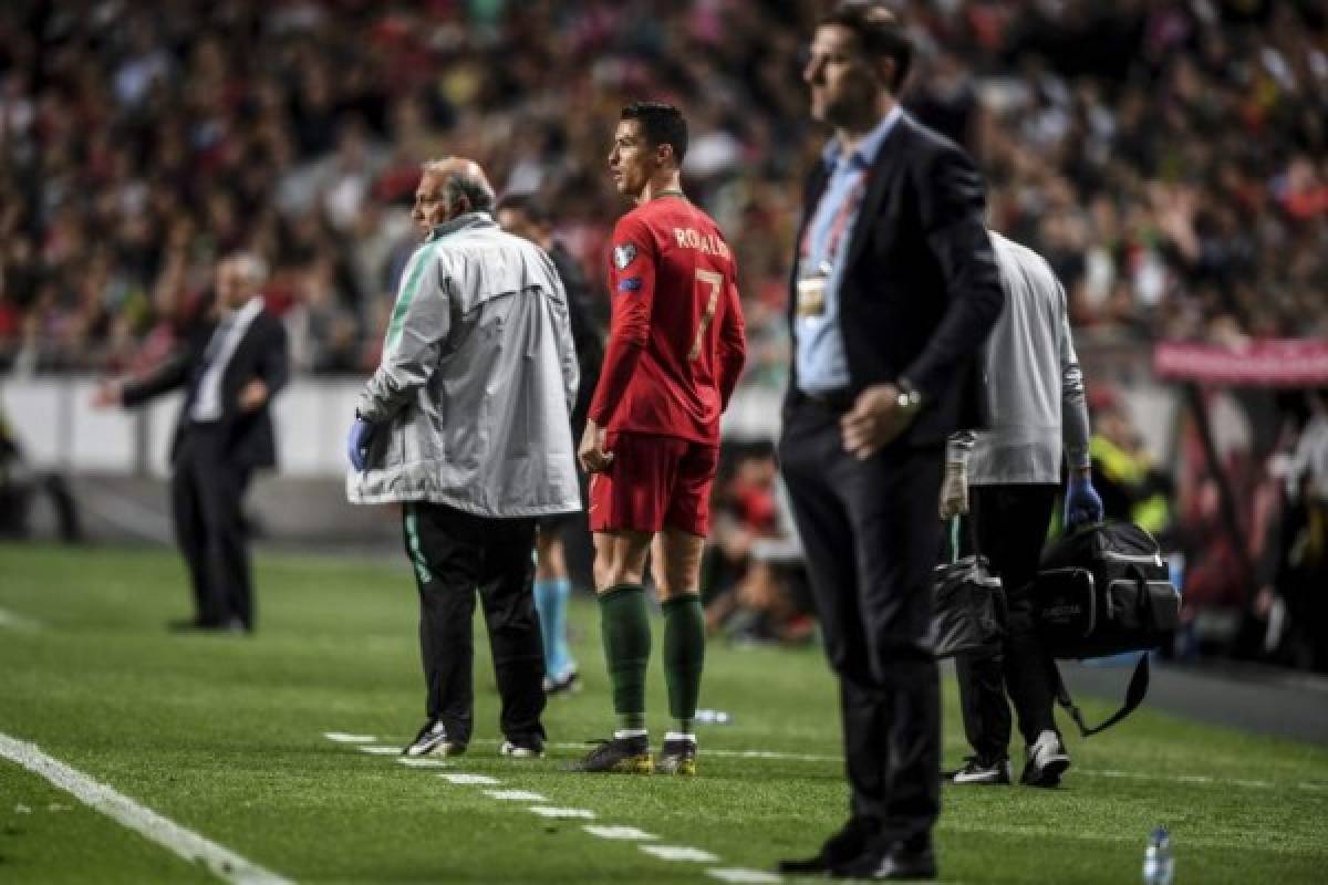 Portugal's forward Cristiano Ronaldo (C) looks on as he leaves the pitch during the Euro 2020 qualifying group B football match between Portugal and Serbia at the Luz stadium in Lisbon on March 25, 2019. (Photo by PATRICIA DE MELO MOREIRA / AFP)