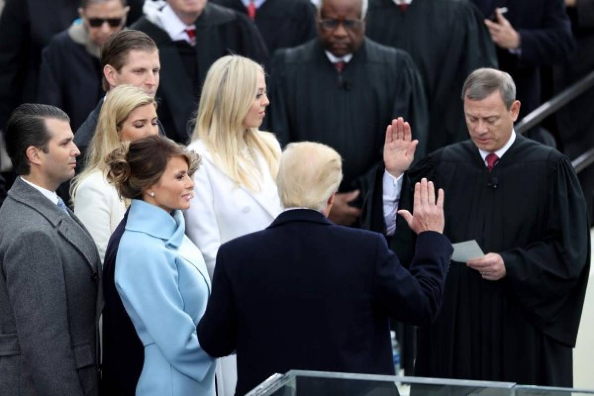 Melania Trump y su espectacular look en juramentación de su esposo Donald