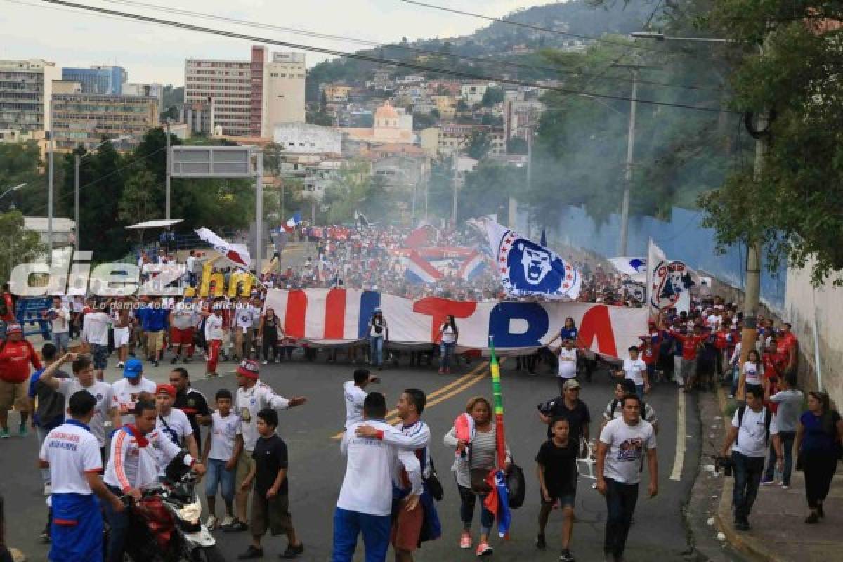 FOTOS: La eufórica llegada de la barra del Olimpia al estadio Nacional