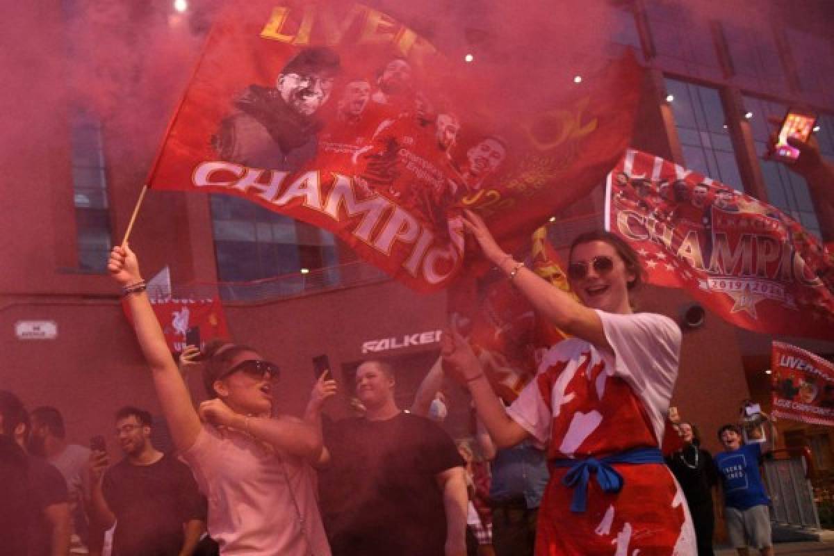 FOTOS: Así fue el brutal festejo de los hinchas del Liverpool tras conquistar la Premier League