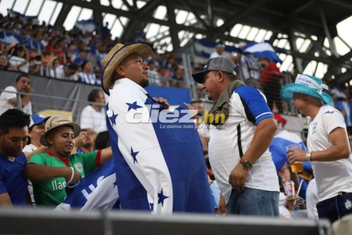 Invasión de hinchas a la cancha, familias reunidas y bellas chicas en el Honduras-Panamá