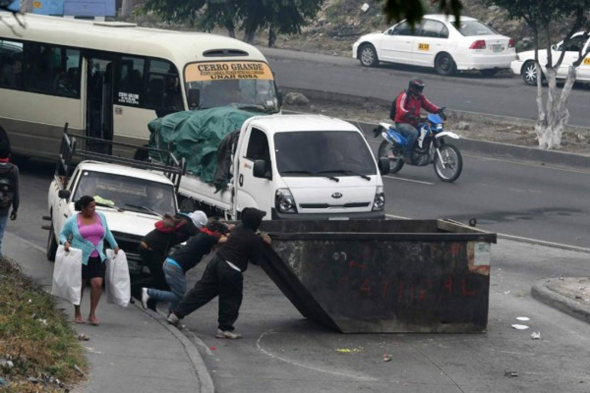 Bloqueos de calles y enfrentamientos dejan protestas en Honduras