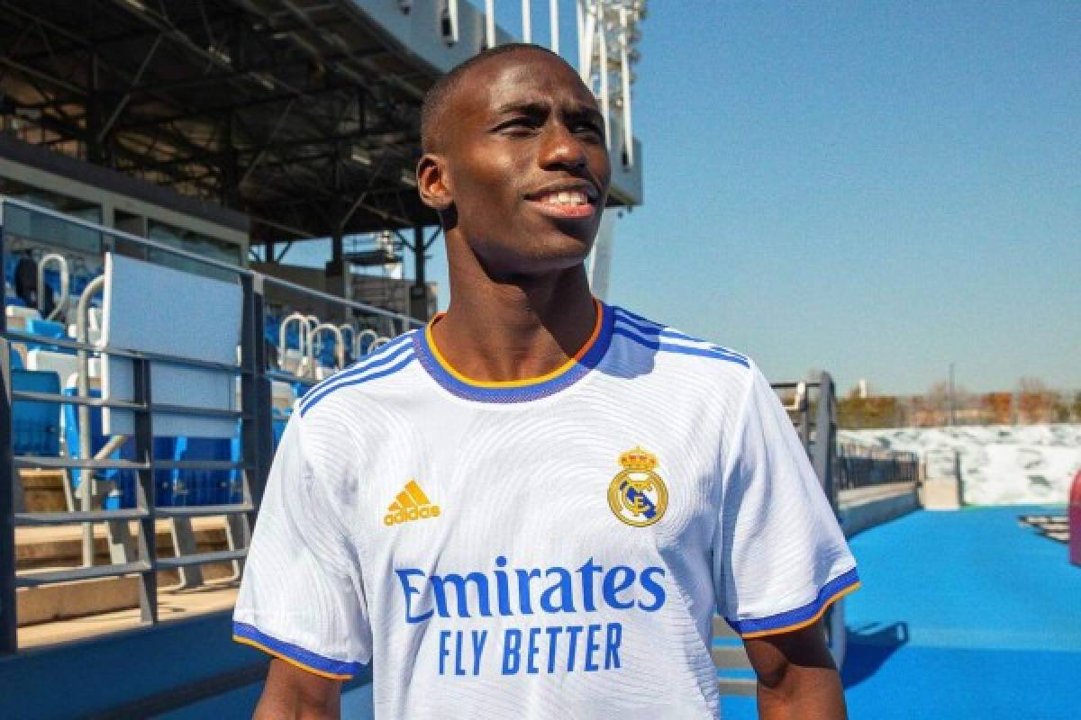 Con nuevo escudo y un crack no aparece: Real Madrid presenta sus camisetas para la temporada 2021-22