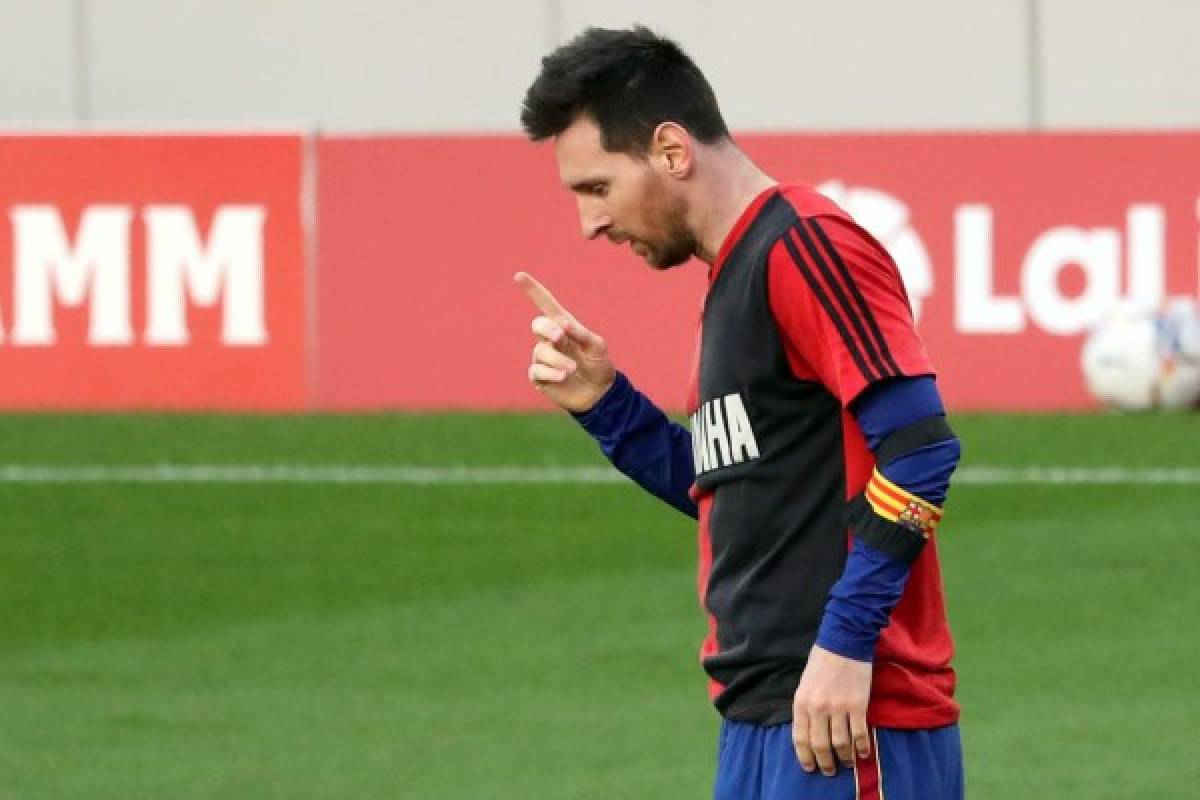 Barcelona's Argentinian forward Lionel Messi pays tribute for late Argentinian football legend Diego Maradona by revealing a Newell's Old Boys jersey after scoring his team's fourth goal during the Spanish League football match between FC Barcelona and CA Osasuna at the Camp Nou stadium in Barcelona, on November 29, 2020. (Photo by J. Bassa / AFP)