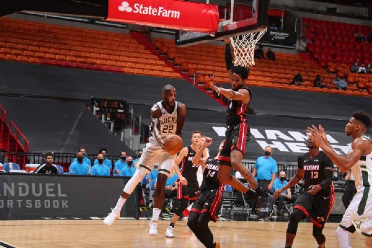 MIAMI, FL - DECEMBER 29: Khris Middleton #22 of the Milwaukee Bucks passes the ball against the Miami Heat on December 29, 2020 at American Airlines Arena in Miami, Florida. NOTE TO USER: User expressly acknowledges and agrees that, by downloading and or using this Photograph, user is consenting to the terms and conditions of the Getty Images License Agreement. Mandatory Copyright Notice: Copyright 2020 NBAE Issac Baldizon/NBAE via Getty Images/AFP