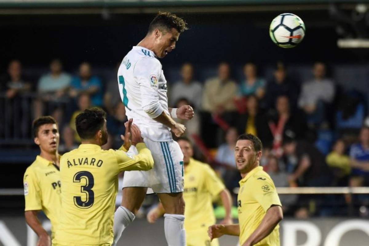 Real Madrid's Portuguese forward Cristiano Ronaldo (C) scores a header during the Spanish league football match between Villarreal CF and Real Madrid CF at La Ceramica stadium in Villarreal on May 19, 2018. / AFP PHOTO / JOSE JORDAN