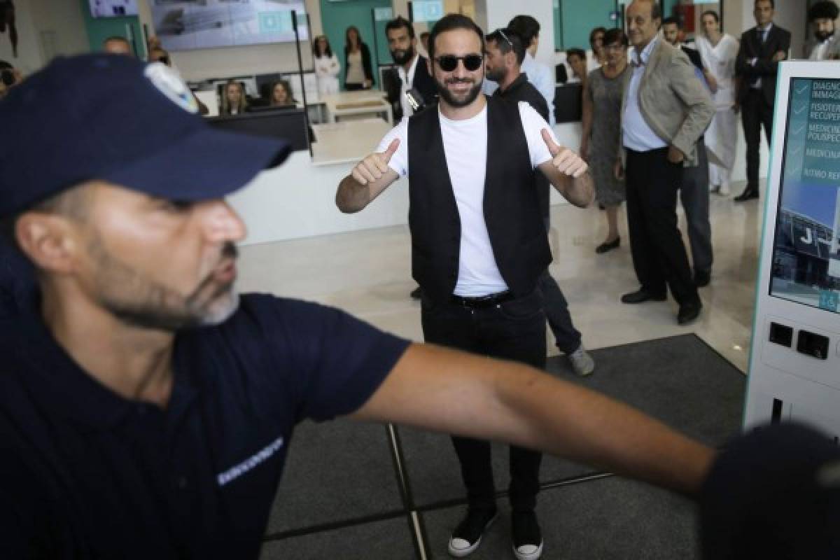 Fotos: Gonzalo Higuaín, recibido como una celebridad en Turín