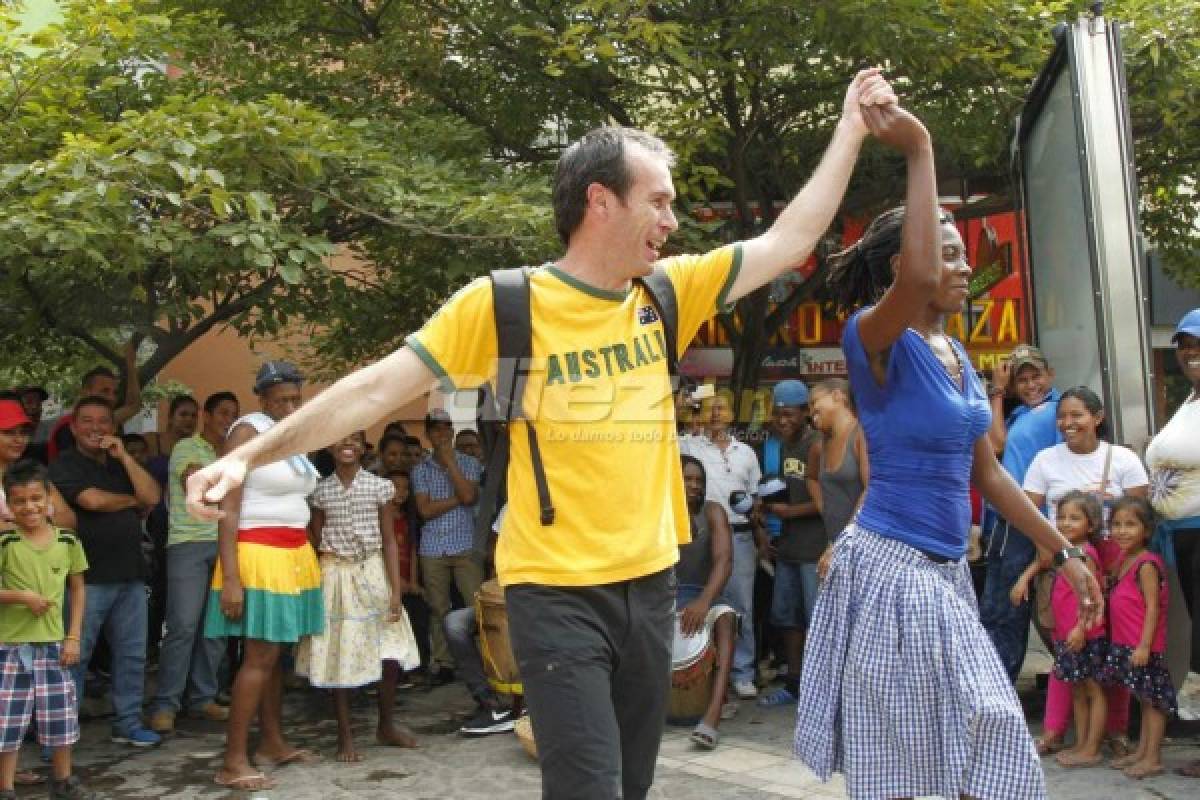 Aficionados australianos bailan punta y comen baleadas en San Pedro Sula