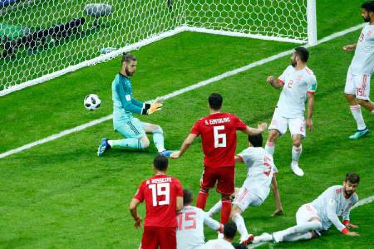 Iran's midfielder Saeid Ezatolahi (C) shoots to score from an offside position during the Russia 2018 World Cup Group B football match between Iran and Spain at the Kazan Arena in Kazan on June 20, 2018. / AFP PHOTO / BENJAMIN CREMEL / RESTRICTED TO EDITORIAL USE - NO MOBILE PUSH ALERTS/DOWNLOADS