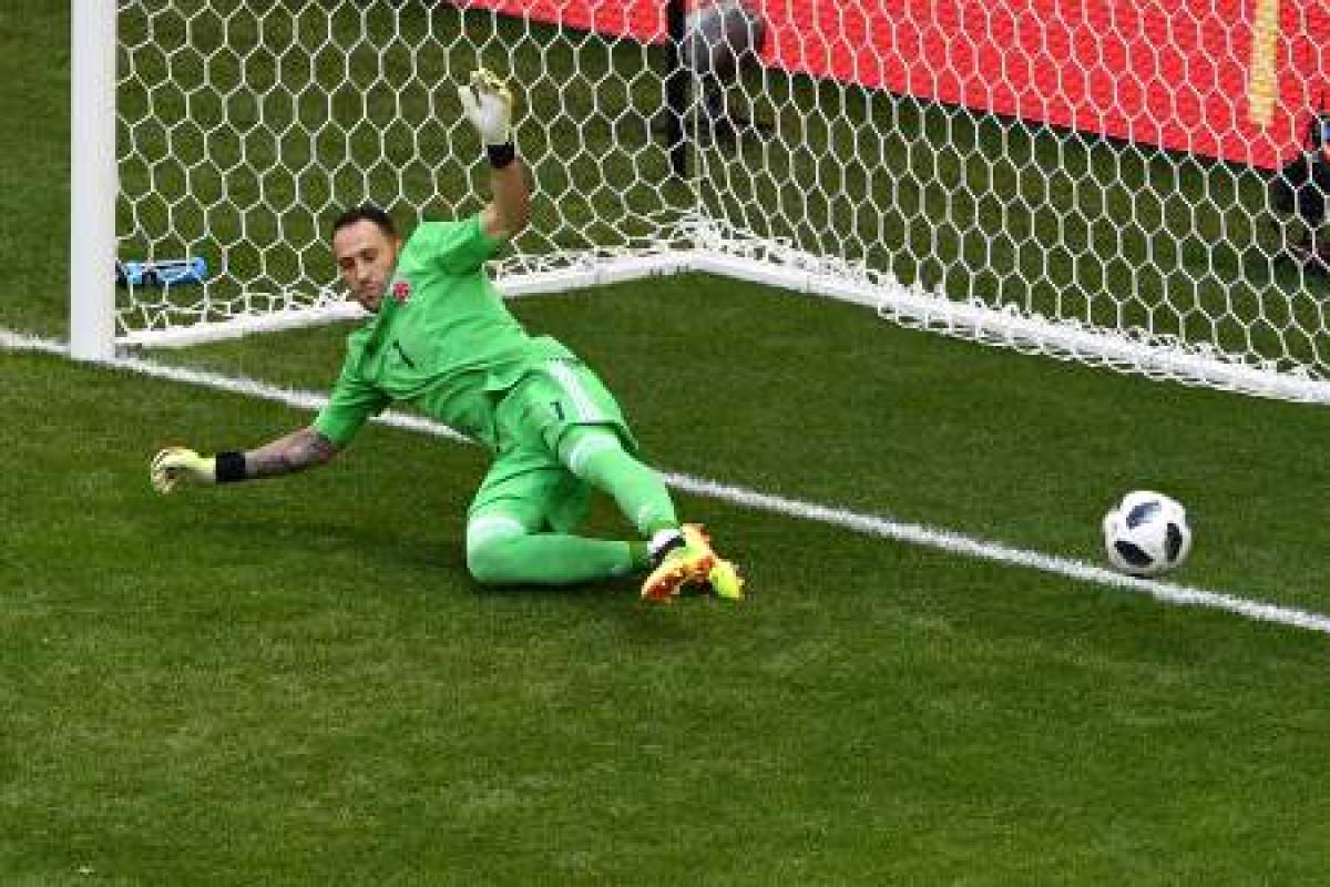 Colombia's goalkeeper David Ospina misses to save a goal on penalty shot by Japan's midfielder Shinji Kagawa during the Russia 2018 World Cup Group H football match between Colombia and Japan at the Mordovia Arena in Saransk on June 19, 2018. / AFP PHOTO / Mladen ANTONOV / RESTRICTED TO EDITORIAL USE - NO MOBILE PUSH ALERTS/DOWNLOADS