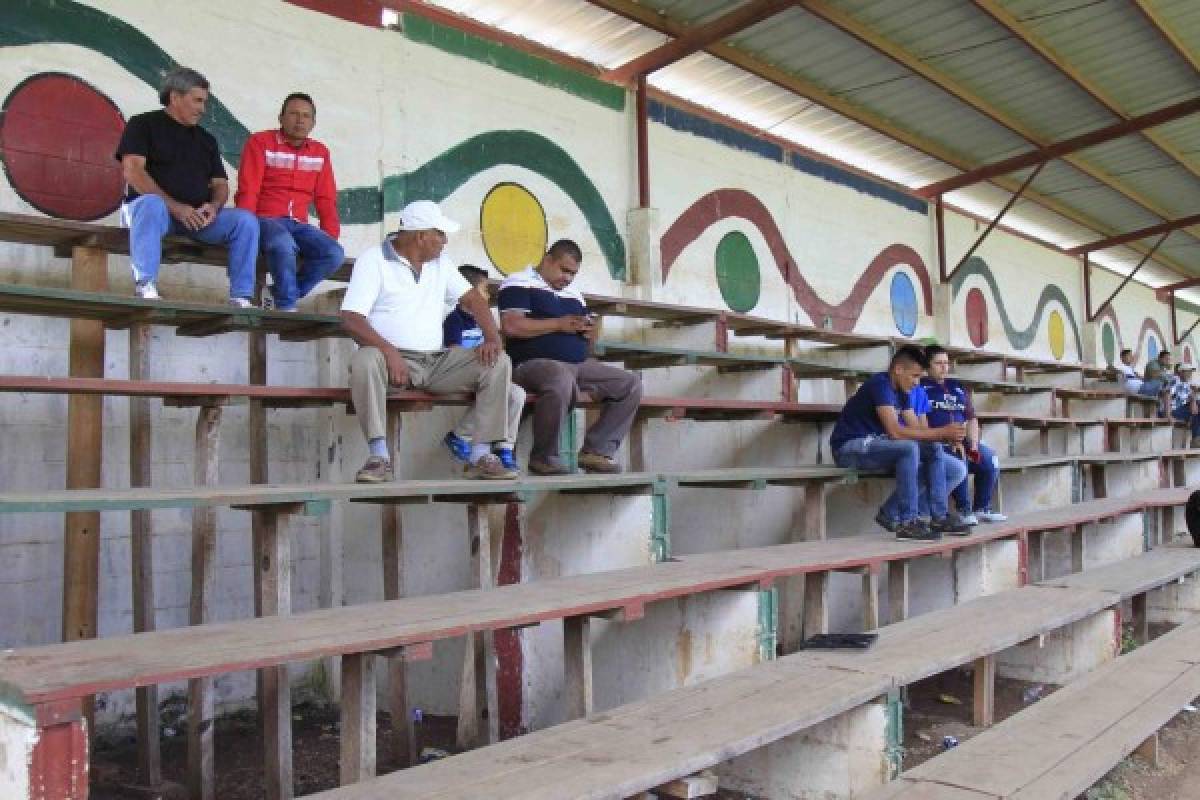 ¡Qué curioso! Venta de boletos, gradas de madera, camerinos de cemento... así es el ascenso en Honduras