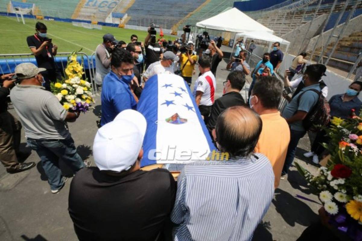 Llanto y consternación en el último adiós de Chelato Uclés en el estadio Nacional de Tegucigalpa