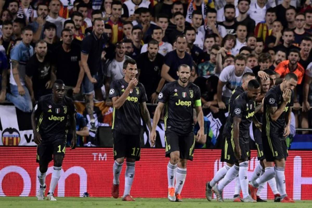 Juventus' Bosnian defender Miralem Pjanic (2R) celebrates with teammates after scoring during the UEFA Champions League group H football match between Valencia CF and Juventus FC at the Mestalla stadium in Valencia on September 19, 2018. / AFP PHOTO / JAVIER SORIANO