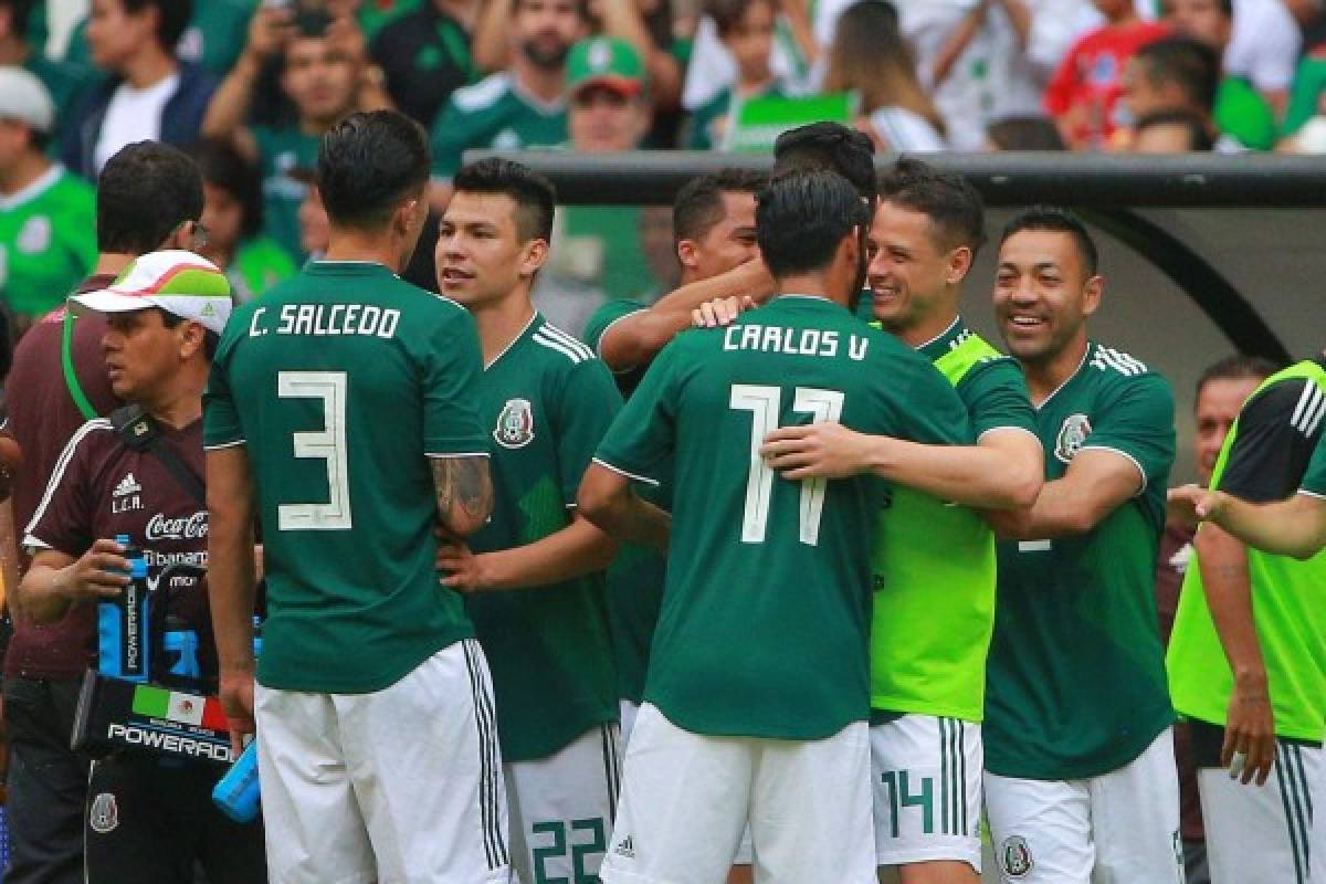 MEXICO CITY, MEXICO - JUNE 02: Players of Mexico celebrates a scored goal by Giovani Dos Santos during the International Friendly match between Mexico and Scotland at Estadio Azteca on June 2, 2018 in Mexico City, Mexico. Manuel Velasquez/Getty Images/AFP== FOR NEWSPAPERS, INTERNET, TELCOS & TELEVISION USE ONLY ==