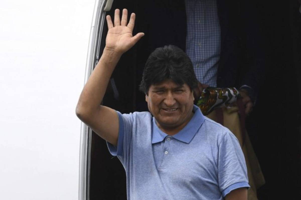 Evo Morales: con sonrisa y los cordones sueltos, así fue su llegada a México