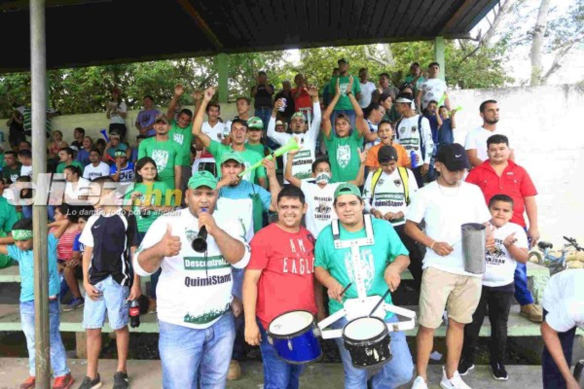 Legionarios invitados para el San Juan-Pinares y aficionado lo ve desde una hamaca