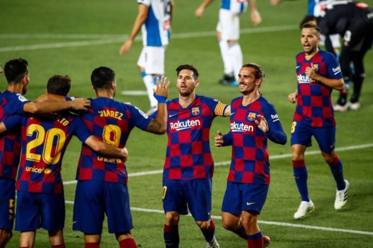 Fotos: Festejo del Barcelona por el descenso del Espanyol, la 'bici' de Piqué y el gesto de Messi