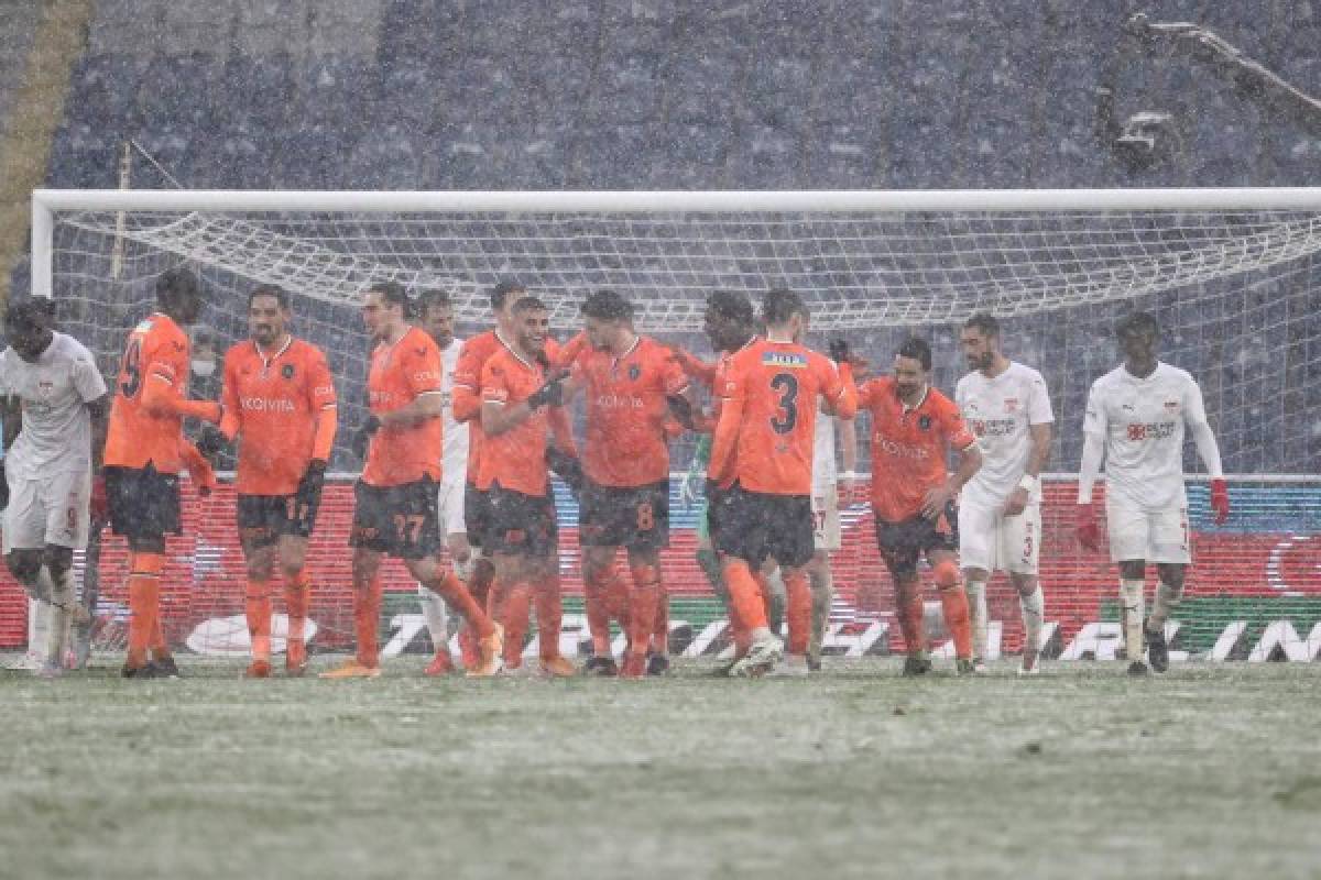 Los jugadores no se distinguían: Así fue el partido que se jugó con una tremenda nevada  