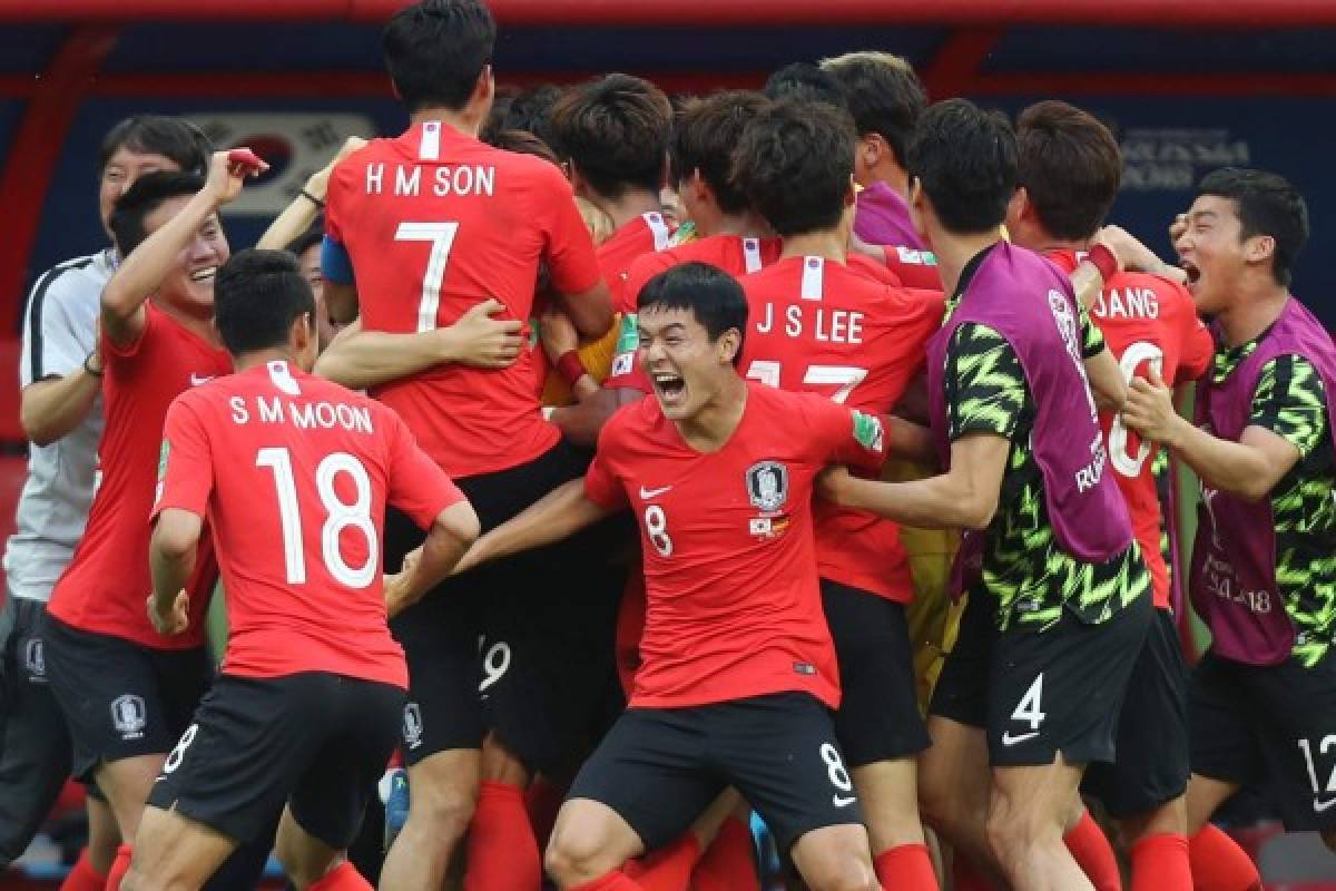 South Korea's players celebrate their goal during the Russia 2018 World Cup Group F football match between South Korea and Germany at the Kazan Arena in Kazan on June 27, 2018. / AFP PHOTO / Roman Kruchinin / RESTRICTED TO EDITORIAL USE - NO MOBILE PUSH ALERTS/DOWNLOADS