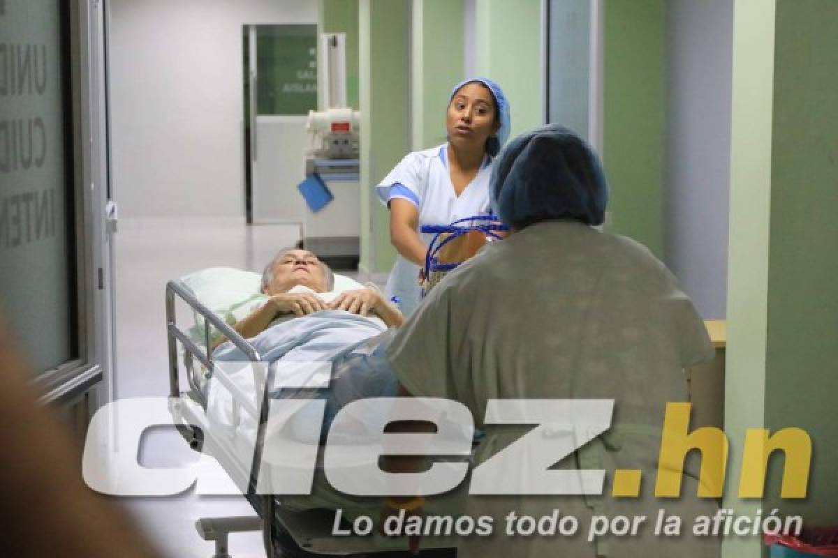 FOTOS: Así sacaron a Chelato Uclés de cuidados intensivos