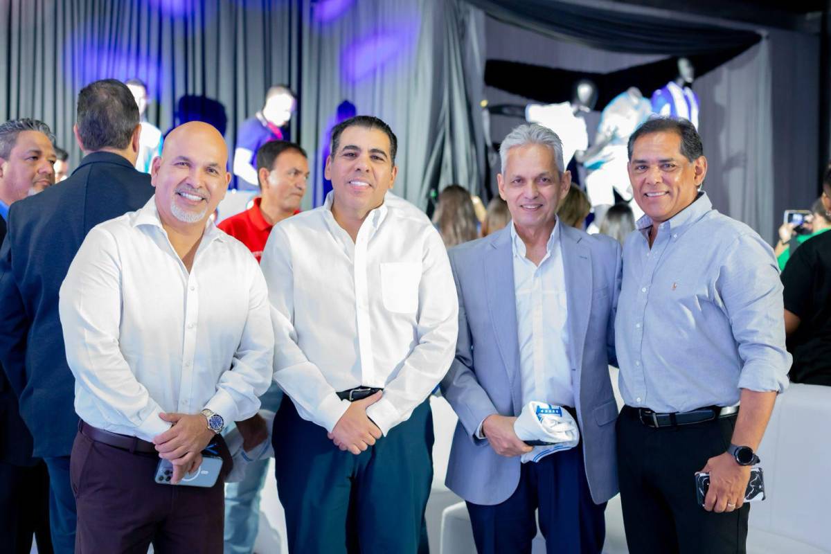 Orinson Amaya, Mario Faraj (Presidente Ejecutivo de Diunsa) Reinaldo Rueda y Rolin Peña en la presentación de los nuevos uniformes de Honduras.
