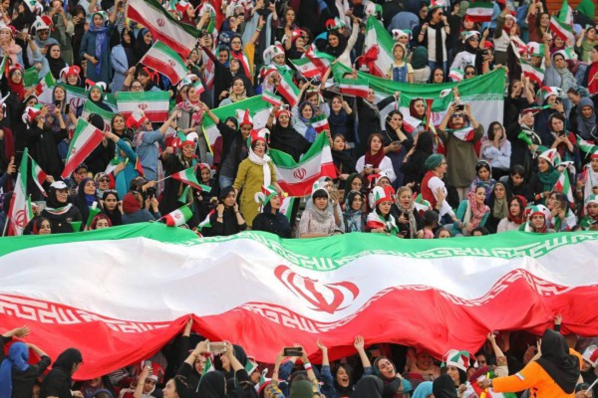Euforia total: Por primera vez, mujeres asisten a un partido oficial de futbol en Irán