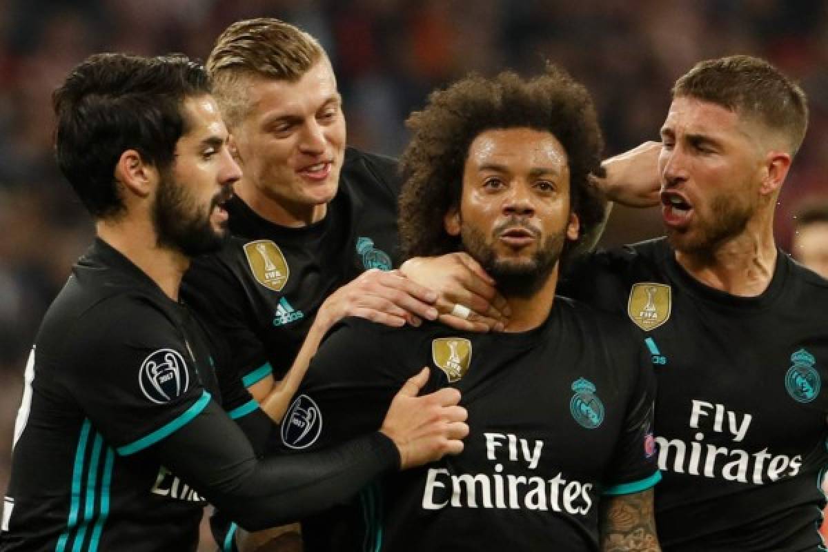 Real Madrid's Brazilian defender Marcelo (2nd R) celebrates scoring with his team-mates Real Madrid's Spanish midfielder Isco (L) Real Madrid's German midfielder Toni Kroos and Real Madrid's Spanish defender Sergio Ramos (R) during the UEFA Champions League semi-final first-leg football match FC Bayern Munich v Real Madrid CF in Munich, southern Germany on April 25, 2018. / AFP PHOTO / Odd ANDERSEN